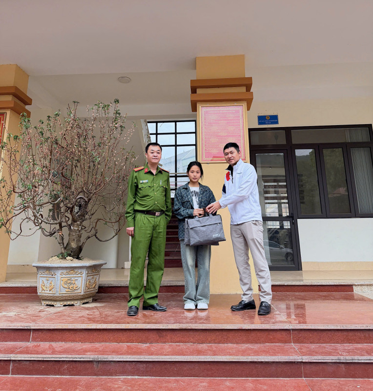 kts-bui-bang-hai-trao-qua-cho-em-hoc-sinh-hoan-canh-dac-biet-kho-khan